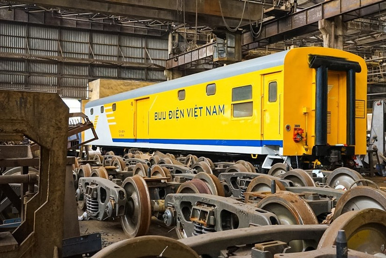 Dentro de la fábrica de trenes Gia Lam. Dentro de la fábrica de trenes Gia Lam.