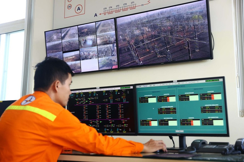 Trabajadores de la central Gia Lai de servicio en la subestación Plaiku 2 de 500 kV.