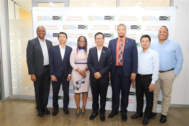 El embajador vietnamita en Sudáfrica, Hoang Van Loi, y la junta directiva de la terminal de carbón de Richards Bay. (Fotografía: VNA) El embajador vietnamita en Sudáfrica, Hoang Van Loi, y la junta directiva de la terminal de carbón de Richards Bay. (Fotografía: VNA)