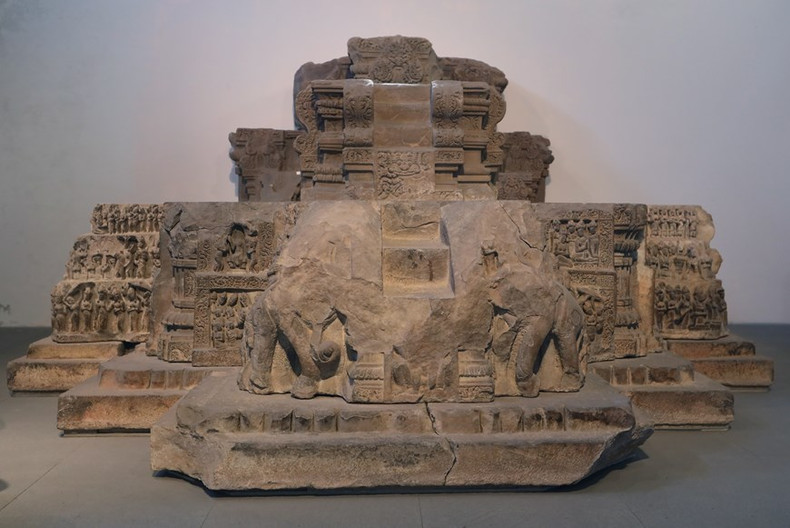 El pedestal Dong Duong, realizado en piedra arenisca, tiene su origen en Dong Duong (provincia de Quang Nam), data de finales del siglo IX y principios del siglo X y fue reconocido como Tesoro Nacional en 2018.