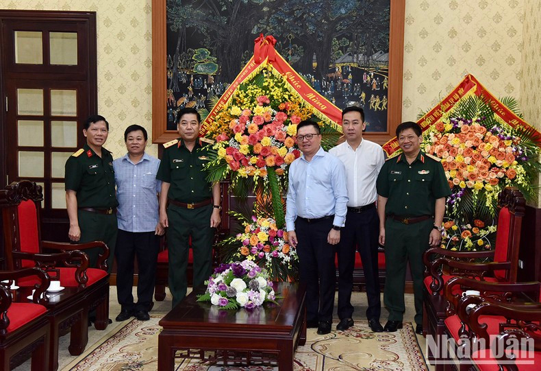 La delegación de la Comisión Militar del Partido Comunista de Vietnam, encabezada por el general de división Nguyen Van Gau, felicita al periódico Nhan Dan.