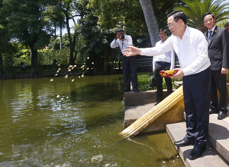 El titular del Parlamento vietnamita, Vuong Dinh Hue, visitó el estanque de peces del tío Ho en la zona de reliquias deidicada al Presidente Ho Chi Minh. (Fotografía : VNA)