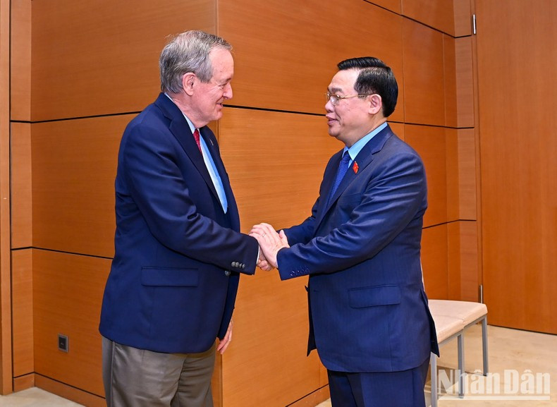 Vuong Dinh Hue recibe a la delegación del Congreso de Estados Unidos en la sede la de Asamblea Nacional de Vietnam. Vuong Dinh Hue recibe a la delegación del Congreso de Estados Unidos en la sede la de Asamblea Nacional de Vietnam.