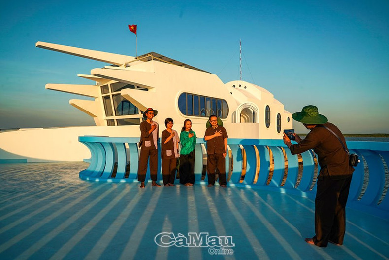 Visitantes toman fotos del atardecer en Ca Mau. Visitantes toman fotos del atardecer en Ca Mau.