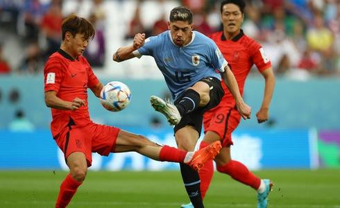 Uruguay y Corea del Sur intentan jugar ofensivamente.
