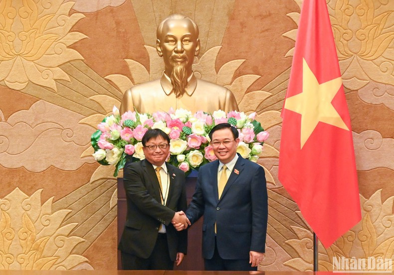 Vuong Dinh Hue y Masayoshi Fujimoto, co-presidente del Comité Económico Japón-Vietnam de Keidanren y también titular y director ejecutivo del grupo Sojitz. Vuong Dinh Hue y Masayoshi Fujimoto, co-presidente del Comité Económico Japón-Vietnam de Keidanren y también titular y director ejecutivo del grupo Sojitz.