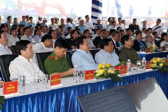 El primer ministro Pham Minh Chinh con líderes de los ministerios y sectores en el evento. El primer ministro Pham Minh Chinh con líderes de los ministerios y sectores en el evento.