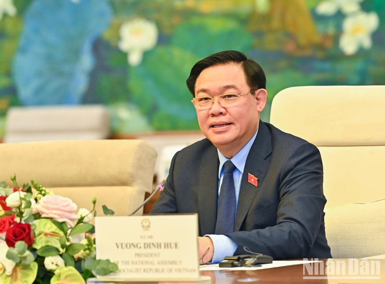 El presidente legislativo Vuong Dinh Hue habla en el evento. El presidente legislativo Vuong Dinh Hue habla en el evento.