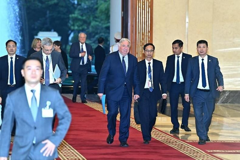 Gérard Larcher y la delegación francesa en la sede del Comité Central del Partido Comunista de Vietnam. Gérard Larcher y la delegación francesa en la sede del Comité Central del Partido Comunista de Vietnam.