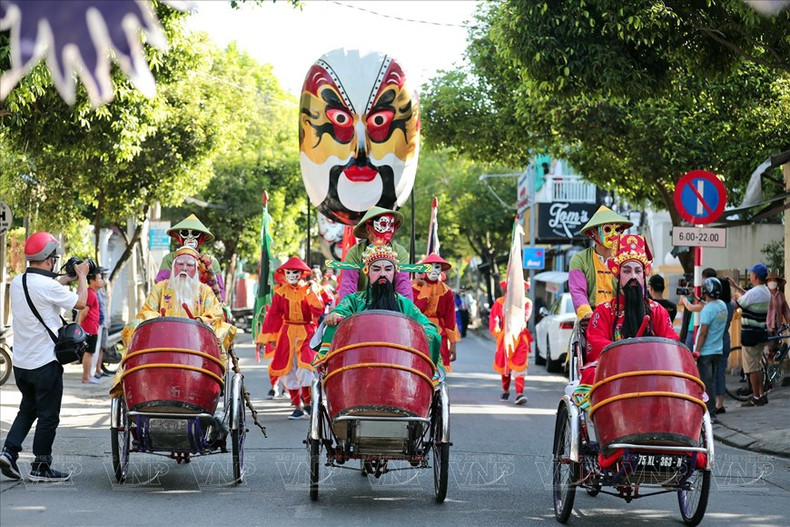 Impresionantes imágenes de artistas del tuong en las calles de Hue.