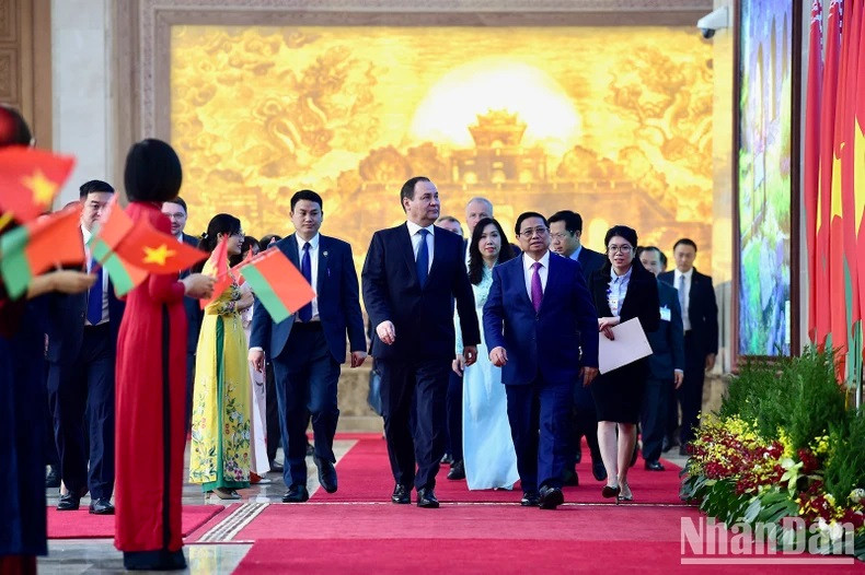 El primer ministro de Vietnam, Pham Minh Chinh, y su homólogo bielorruso, Roman Golovchenko, en camino a la ceremonia de rúbrica de varios documentos de cooperación bilateral.