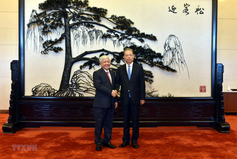 El presidente del Frente de la Patria, Do Van Chien, y el titular del Comité permanente de la Asamblea Popular Nacional de China, Zhao Leji.