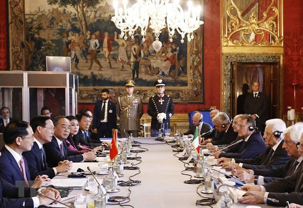 El presidente Vo Van Thuong y su homólogo italiano, Sergio Mattarella, conversan después de la ceremonia de bienvenida. (Fotografía: VNA)