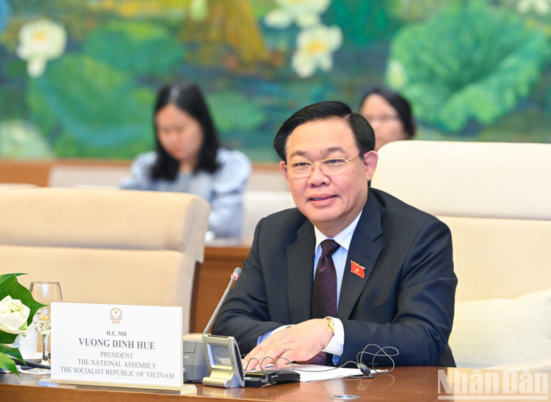 Vuong Dinh Hue habla en el evento.