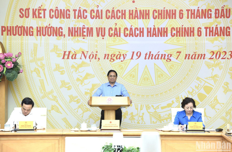 El primer ministro Pham Minh Chinh concluye la reunión. El primer ministro Pham Minh Chinh concluye la reunión.