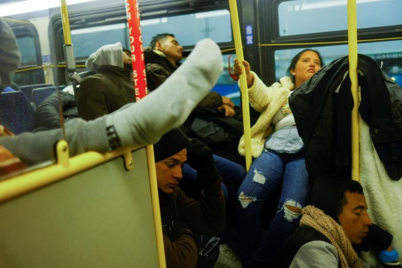 Migrantes, en su mayoría de Venezuela, abordan un autobús para escapar del frío helado cuando la temperatura cayó en la noche del 23 de diciembre en El Paso, estado de Texas (EE. UU.). Migrantes, en su mayoría de Venezuela, abordan un autobús para escapar del frío helado cuando la temperatura cayó en la noche del 23 de diciembre en El Paso, estado de Texas (EE. UU.).