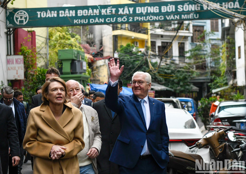 La delegación alemana en calle de Hanói.