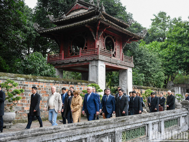 El presidente alemán y la delegación en el Templo de la Literatura.