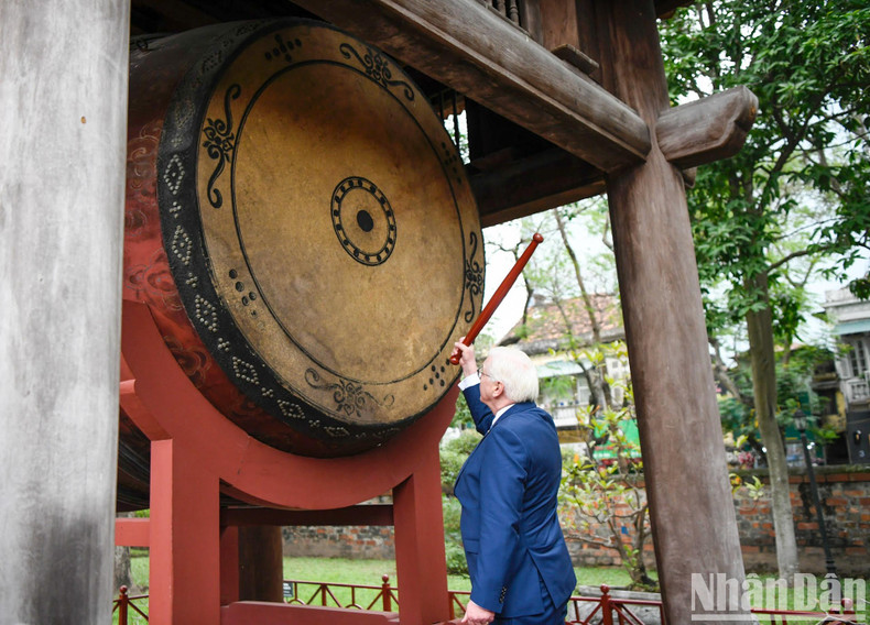 Frank-Walter Steinmeier toca el tambor de trueno en el Templo de la Literatura.