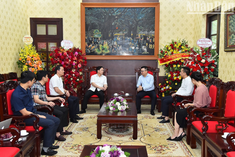 La delegación de la Asamblea Nacional de la provincia de Lang Son visita el periódico en la ocasión.