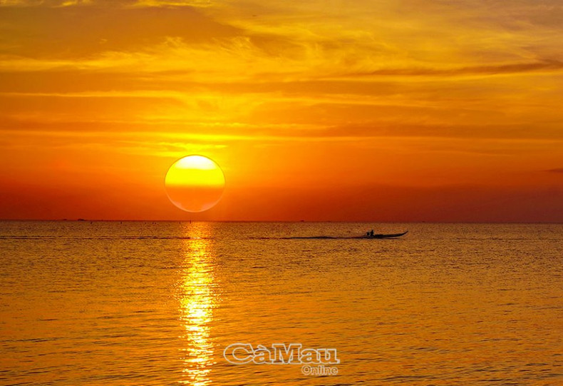 Ca Mau es el único lugar de Vietnam donde puede contemplarse el amanecer en el Mar del Este y el atardecer en el Mar del Oeste. Ca Mau es el único lugar de Vietnam donde puede contemplarse el amanecer en el Mar del Este y el atardecer en el Mar del Oeste.