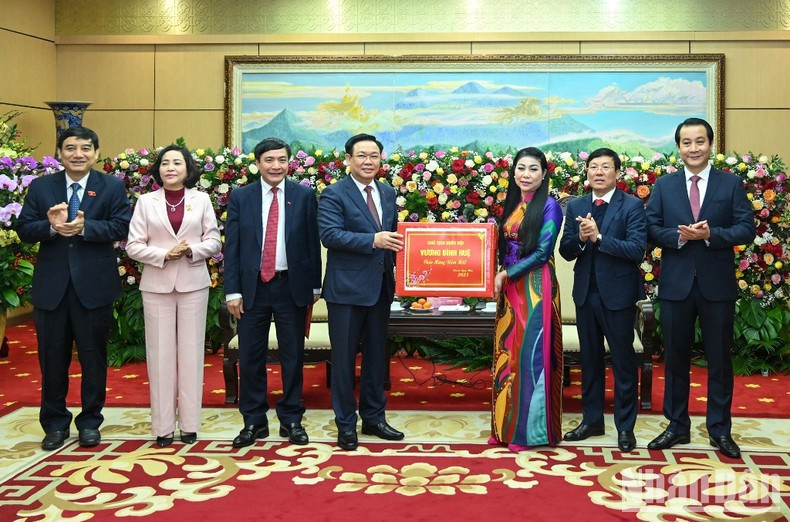 Vuong Dinh Hue y las autoridades provinciales. Vuong Dinh Hue y las autoridades provinciales.