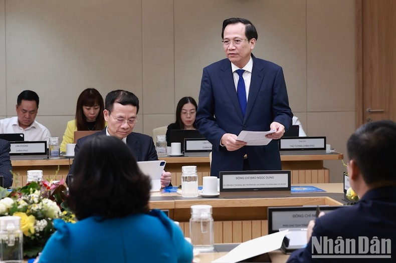 El ministro de Trabajo, Inválidos de Guerras y Asuntos Sociales Dao Ngoc Dung habla en el evento. El ministro de Trabajo, Inválidos de Guerras y Asuntos Sociales Dao Ngoc Dung habla en el evento.
