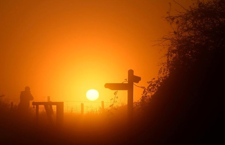 Visitantes al Parque Nacional South Downs (Inglaterra) toman fotos de la puesta de sol en la niebla el 1 de diciembre. Visitantes al Parque Nacional South Downs (Inglaterra) toman fotos de la puesta de sol en la niebla el 1 de diciembre.