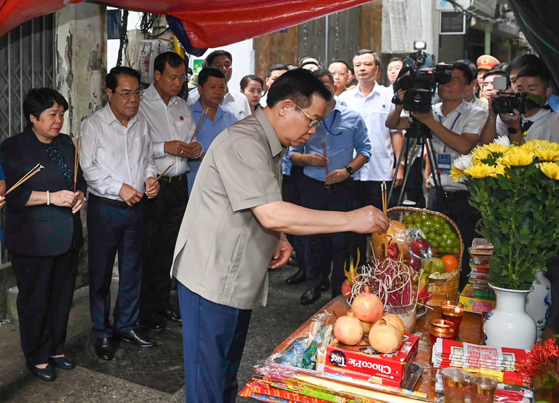 El presidente de Legislativo Vuong Dinh Hue ofrecen inciensos a las víctimas mortales por el incendio en el distrito de Thanh Xuan, Hanói.