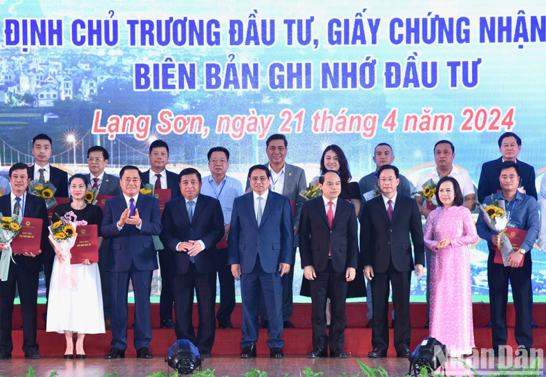 El prermier Pham Minh Chinh y líderes de los sectores locales, junto con los inversionistas con certificados de registro de inversión.