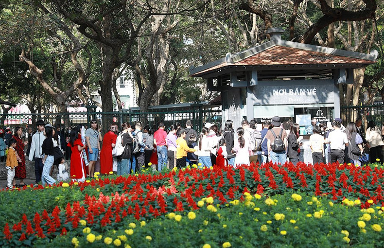Después de las 9:00 de la mañana, capitalinos y turistas internacionales están alineados para comprar entradas al Templo de la Literatura. Después de las 9:00 de la mañana, capitalinos y turistas internacionales están alineados para comprar entradas al Templo de la Literatura.