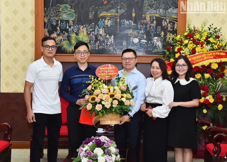 La Unión de Jóvenes de la Asociación de Periodistas de Vietnam felicita al periódico.