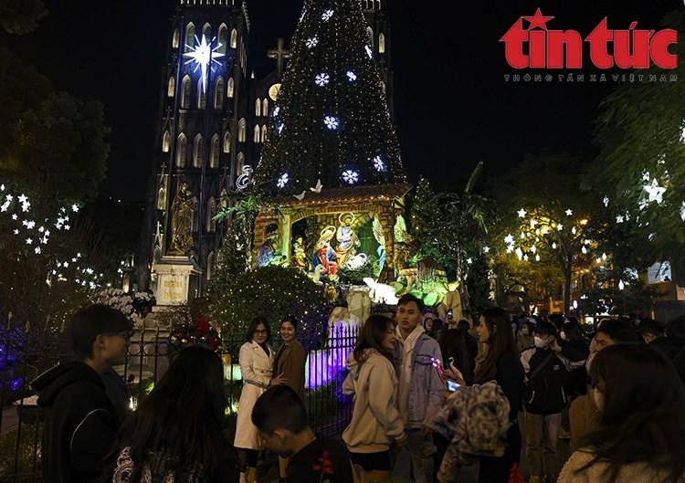La Catedral de San José se considera el lugar navideño más concurrido de la ciudad, con un pino gigante colocado frente al recinto y bien decorado.