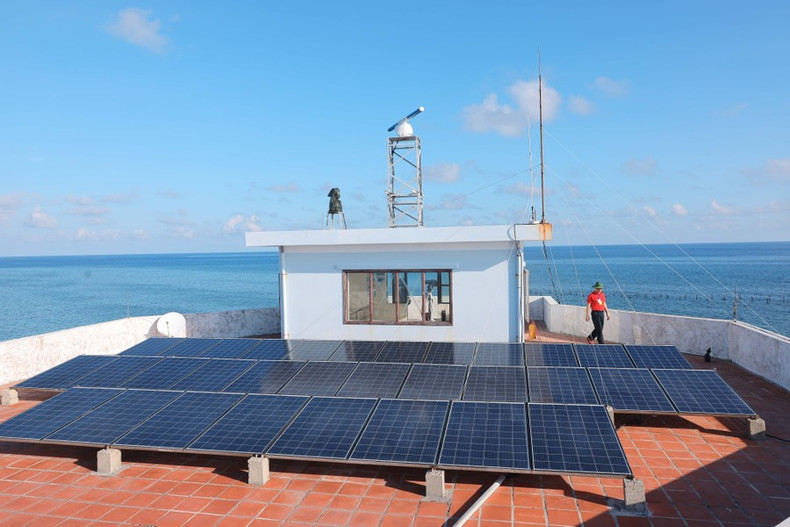 Los sistemas de energía solar están istalados en las islas del distrito insular de Truong Sa, a fin de atender las necesidades de los oficiales y pobladores locales. Los sistemas de energía solar están istalados en las islas del distrito insular de Truong Sa, a fin de atender las necesidades de los oficiales y pobladores locales.