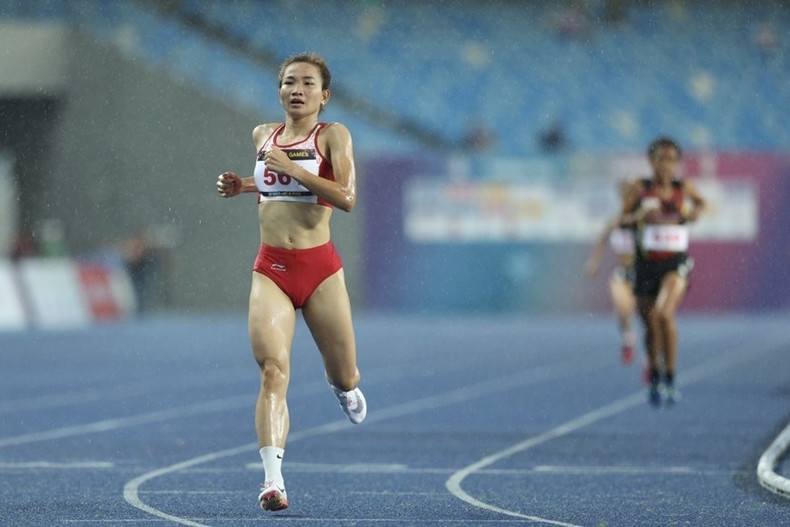La corredora vietnamita Nguyen Thi Oanh ganó una medalla de oro en la categoría de cinco mil metros femeninos con un récord de 17 minutos 28 segundos.