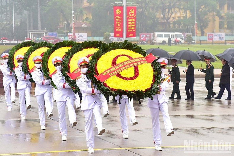 La corona de flores con las palabras "Gratitud eterna al gran Presidente Ho Chi Minh". La corona de flores con las palabras "Gratitud eterna al gran Presidente Ho Chi Minh".