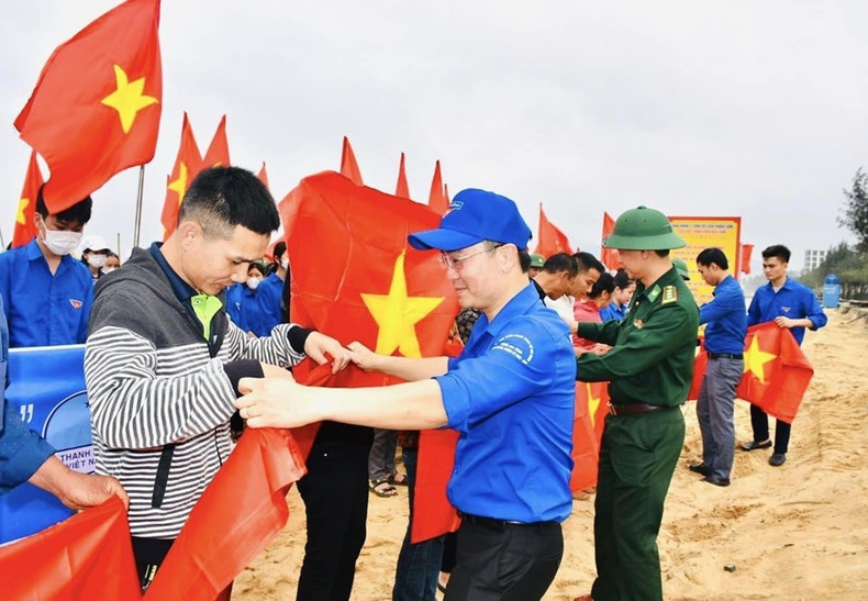Fuerzas competentes de la provincia central de Ha Tinh entregan la bandera nacional y alientan a los pescadores a salir al mar. Fuerzas competentes de la provincia central de Ha Tinh entregan la bandera nacional y alientan a los pescadores a salir al mar.