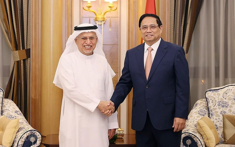 El premier Pham Minh Chinh se encuentra con el presidente del grupo Zamil, Abdulrahman Al Zamil, y otros líderes de las empresas de inversión industrial de la entidad.