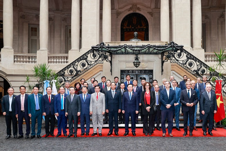 El presidente parlamentario vietnamita Vuong Dinh Hue y los delegados tras los eventos.
