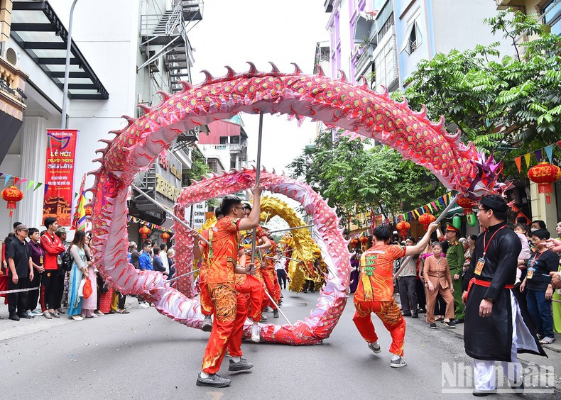 Además de las ceremonias y rituales, en el Festival se llevaron a cabo varias actividades tradicionales, como un concurso de cocinar arroz, demostraciones de artes marciales, peleas de gallos y una partida de ajedrez humano, entre otras. Además de las ceremonias y rituales, en el Festival se llevaron a cabo varias actividades tradicionales, como un concurso de cocinar arroz, demostraciones de artes marciales, peleas de gallos y una partida de ajedrez humano, entre otras.