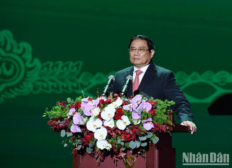 El primer ministro Pham Minh Chinh habla en la ceremonia.
