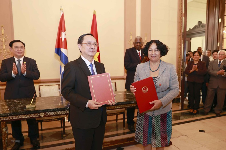 La rúbrica del Plan de cooperación para el período 2023-2025 entre los dos Ministerios de Ciencia y Tecnología. La rúbrica del Plan de cooperación para el período 2023-2025 entre los dos Ministerios de Ciencia y Tecnología.