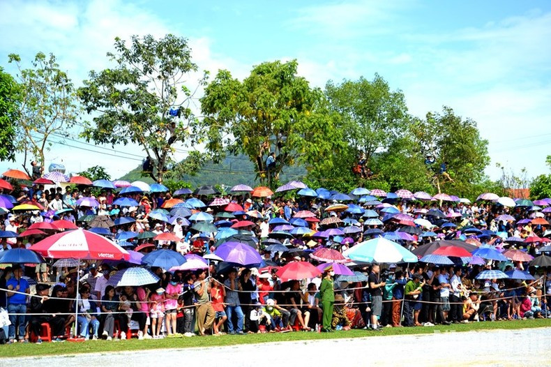 Más de 15 mil personas vinieron a la Carrera de caballos de carga de la meseta de Bac Ha.