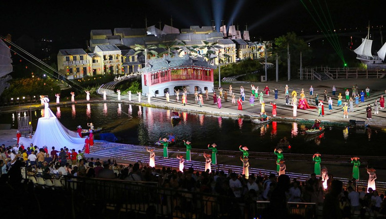 Las actividades únicas de artes escénicas en el lugar atraen a muchos turistas. Las actividades únicas de artes escénicas en el lugar atraen a muchos turistas.