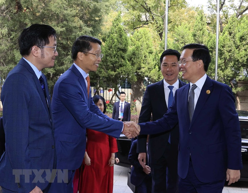 El presidente de Vietnam, Vo Van Thuong, saluda a los diplomáticos y empleados de las representaciones del país en China. (Fotografía: VNA) El presidente de Vietnam, Vo Van Thuong, saluda a los diplomáticos y empleados de las representaciones del país en China. (Fotografía: VNA)