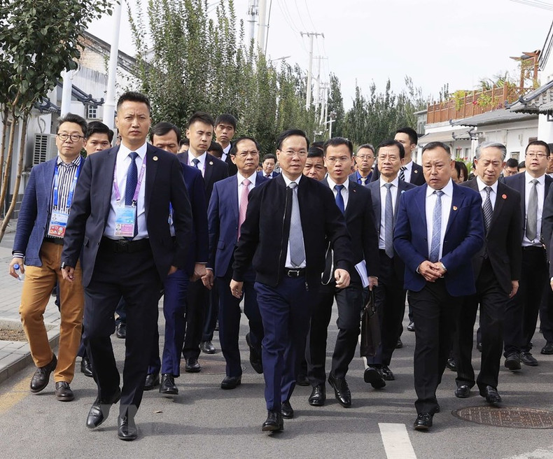 El presidente de Vietnam, Vo Van Thuong, visita un modelo de construcción de nueva ruralidad en el distrito de Chaoyang, Pekín. (Fotografía: VNA) El presidente de Vietnam, Vo Van Thuong, visita un modelo de construcción de nueva ruralidad en el distrito de Chaoyang, Pekín. (Fotografía: VNA)