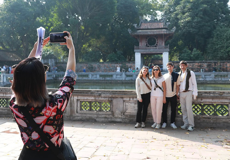 Los turistas internacionales están encantados de visitar un monumento histórico de Vietnam que antes solo conocían en libros. Los turistas internacionales están encantados de visitar un monumento histórico de Vietnam que antes solo conocían en libros.