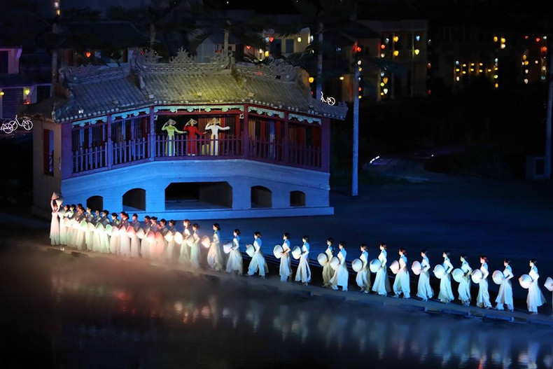 El programa artístico recrea la cultura y la historia de la antigua tierra patrimonial de Hoi An. El programa artístico recrea la cultura y la historia de la antigua tierra patrimonial de Hoi An.