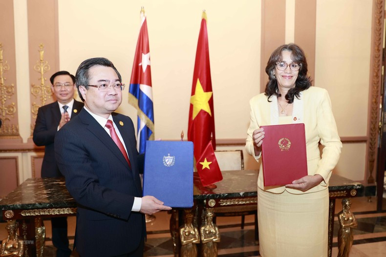 La rúbrica del Memorándum de entendimiento sobre cooperación entre los dos Ministerios de Construcción. La rúbrica del Memorándum de entendimiento sobre cooperación entre los dos Ministerios de Construcción.