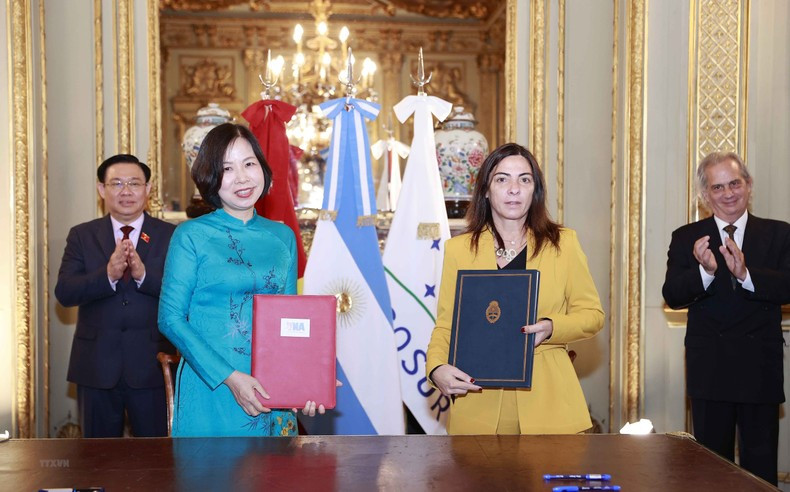 La directora general de la Agencia de Noticias de Vietnam (VNA), Vu Viet Trang, y su homóloga de la Agencia Nacional de Noticias de Argentina (Télam), Eugenia Del Mazo, firman el Acuerdo de colaboración profesional.
